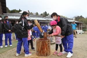 松岡幼稚園児 松岡中学校生による 餅つき会 を開催しました 高萩市公式ホームページ 松岡幼稚園児 松岡中学校生による 餅つき会 を開催しました 高萩市公式ホームページ
