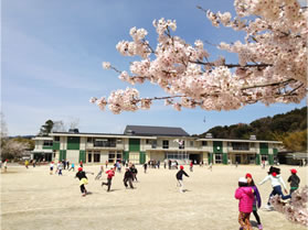 校庭で遊ぶ小学生