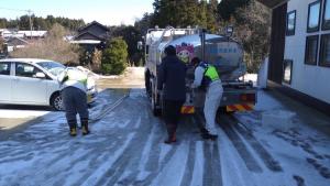 高齢者施設への給水準備を行うようす