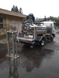 浄水場から給水車へ注水するようす