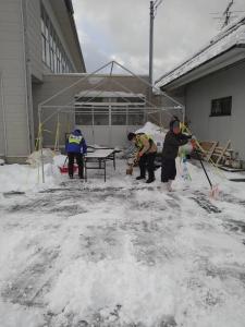 志賀町 給水拠点での雪おろしのようす