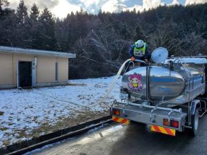 浄水場から給水車へ水を注水するようす