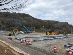 施設脇敷地へ建てる仮設住宅の建設工事のようす