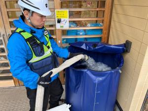 高齢者施設への給水活動のようす