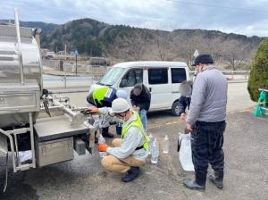 体育施設への給水活動のようす