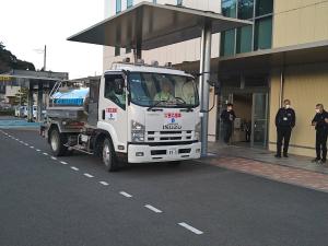 市役所へ帰庁した給水車