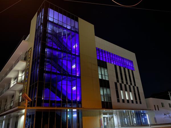 R6庁舎パープルライトアップ