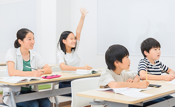 勉強する子どもたち